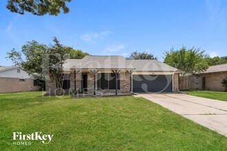 Building Photo - 17927 Lake Manor Dr