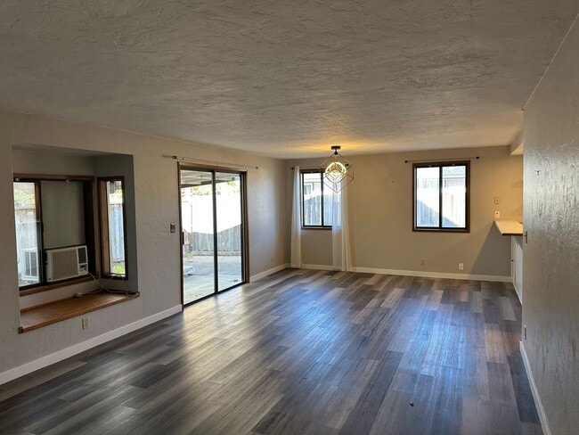 Building Photo - Updated 3 bedroom 1.5 bath house in Eugene!