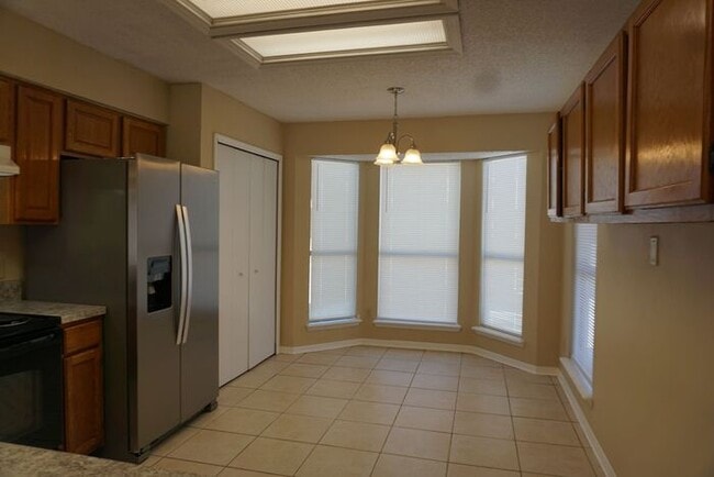 Building Photo - 3 bedroom 2.5 Bathroom townhome with fence...