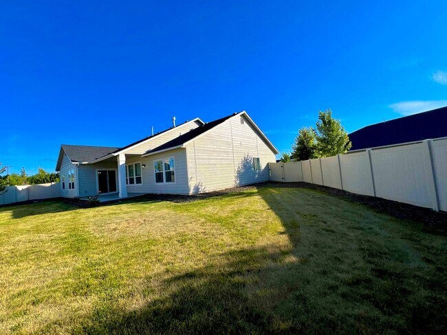 Building Photo - 4 Bedroom 2 bath 3 Car Garage Single Level Meridian.