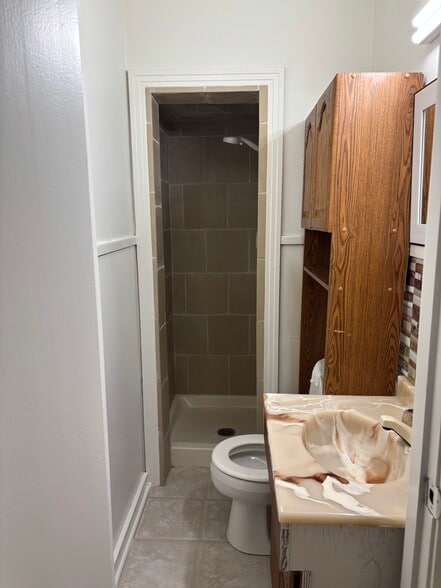 Hallway bathroom - 1300 E Hankerson St