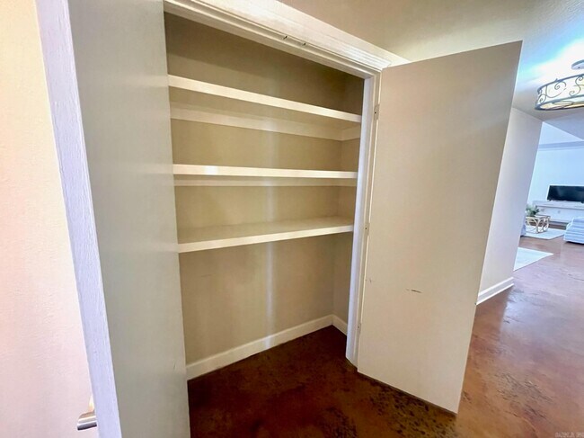 Building Photo - 523 S Louisiana St