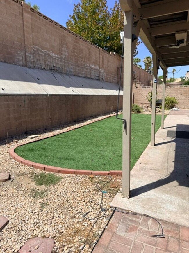Building Photo - 875 E Serpentina Ave