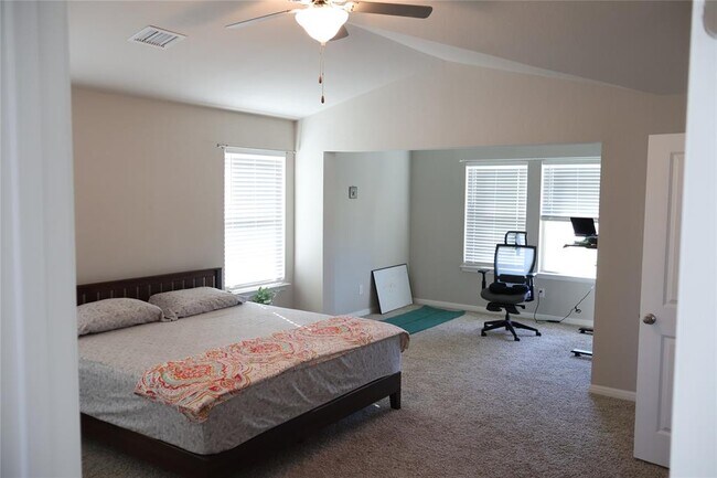 Building Photo - 11500 Maple Leaf Way