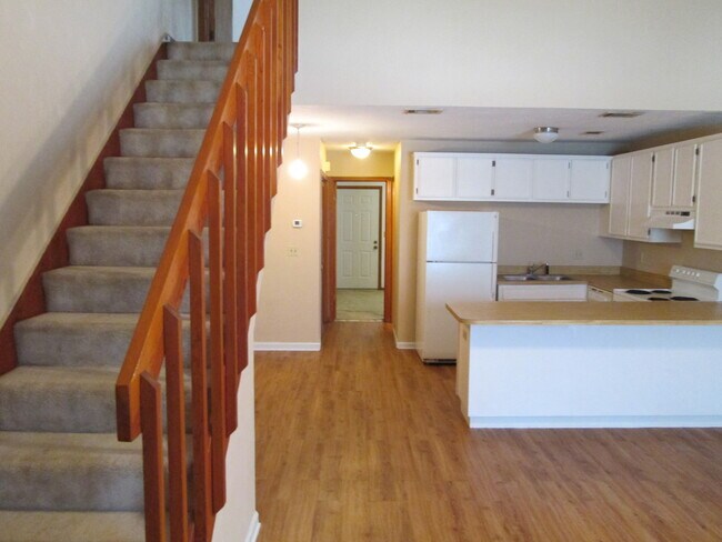 Building Photo - Townhome off Hartsfield Road