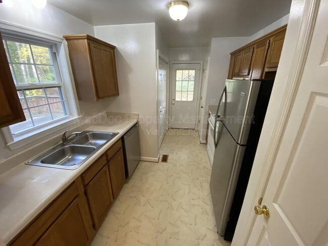 Building Photo - 211 Cedar Ridge Dr