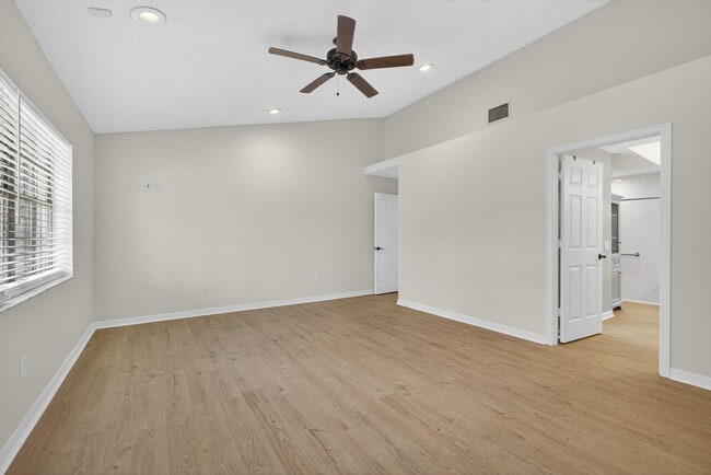 Building Photo - 12865 Meadowbend Dr