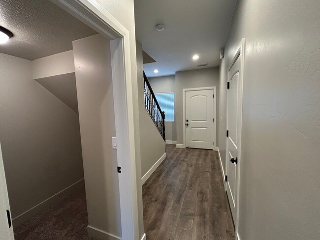 Building Photo - Meadow Crest Home!!!!