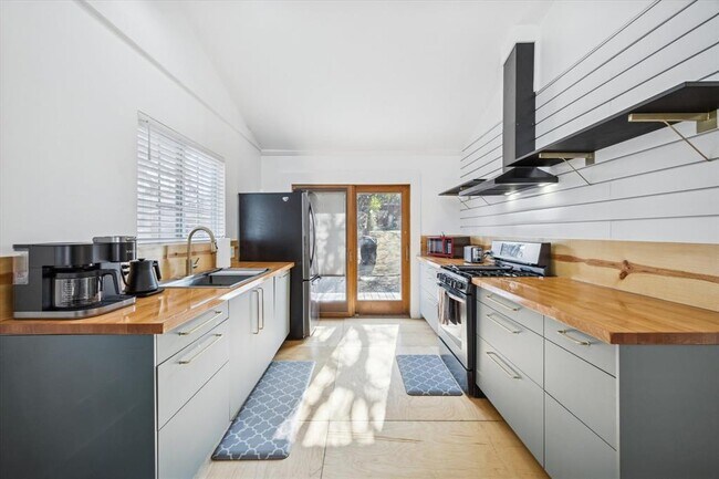 Building Photo - 213 Lessin Ln