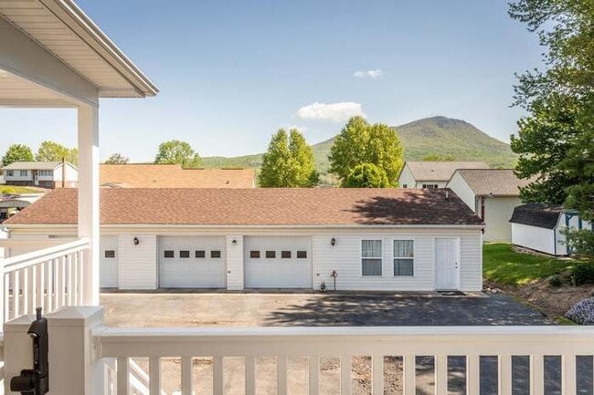 Building Photo - 3 Bedrooms House, Rockingham County