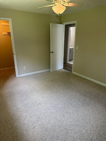Building Photo - 1000 Valley View Ln