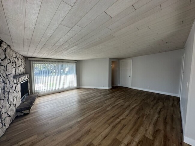 Building Photo - Beautiful 6 bedroom 2 bathroom home is a m...