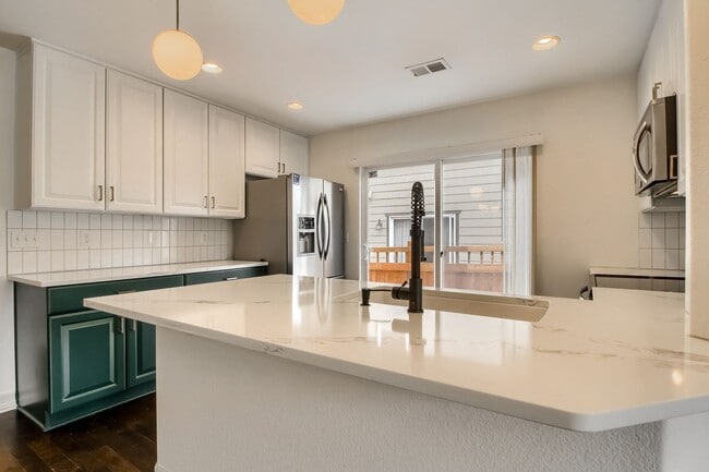 Building Photo - Beautiful 3 bedroom townhome in Central Park (Stapleton) Neighborhood