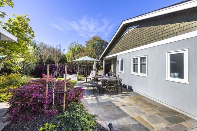 Building Photo - Conveniently Located, Fully Furnished 2 Bed/2 Bath Home Available To Nov!