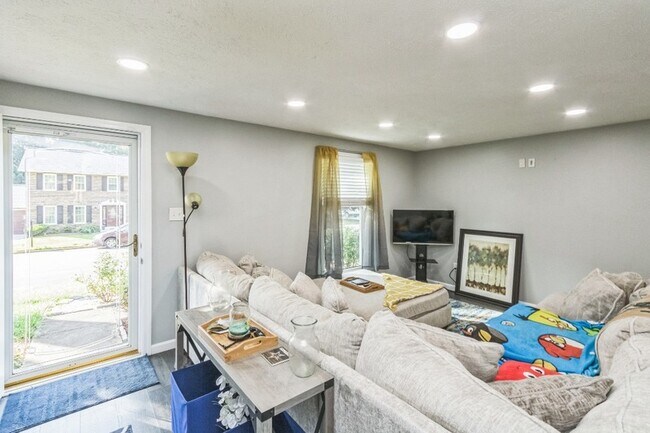 Building Photo - 15337 Edgehill Dr