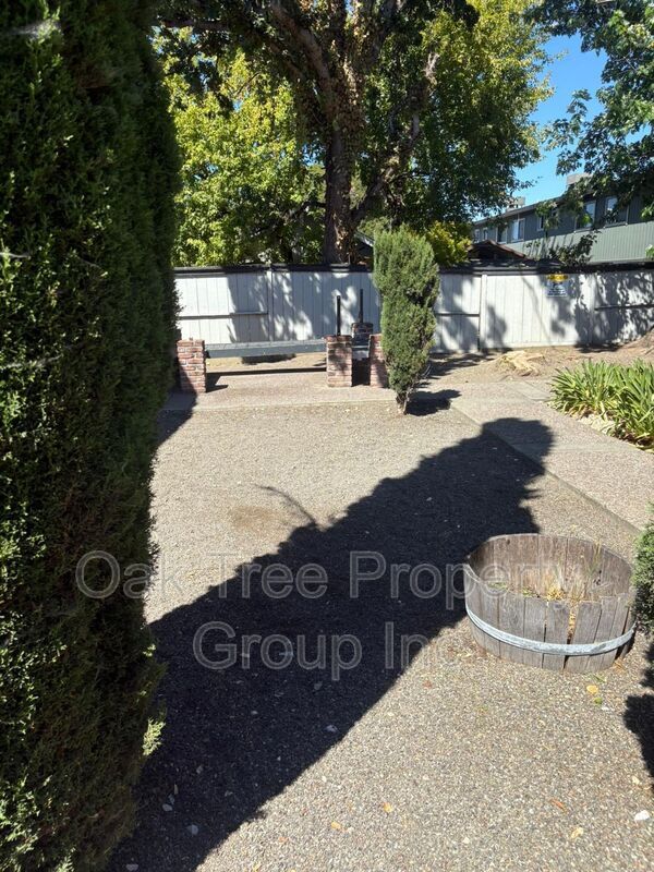 Building Photo - 418 6th St