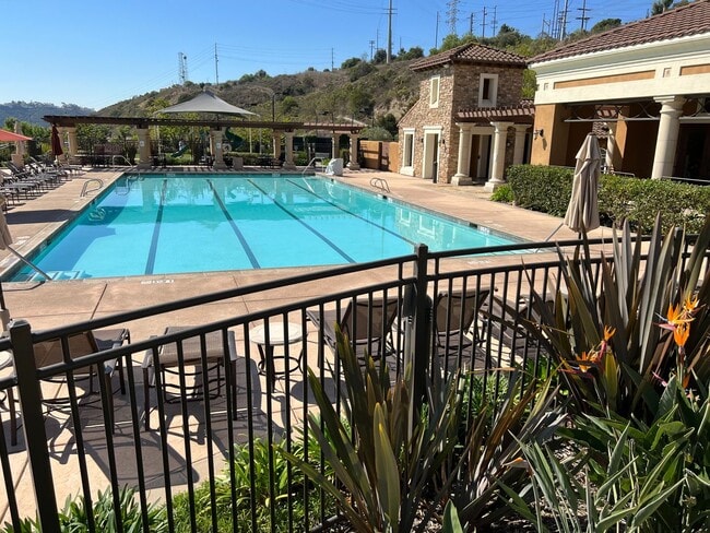 Building Photo - Luxury Tri-Level Townhome – Terraces at Es...