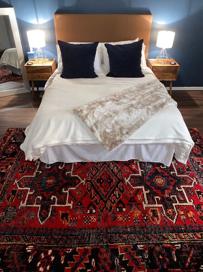 Building Photo - NEWLY RENOVATED 2 BEDROOM IN THE HEART OF SOUTHSIDE!