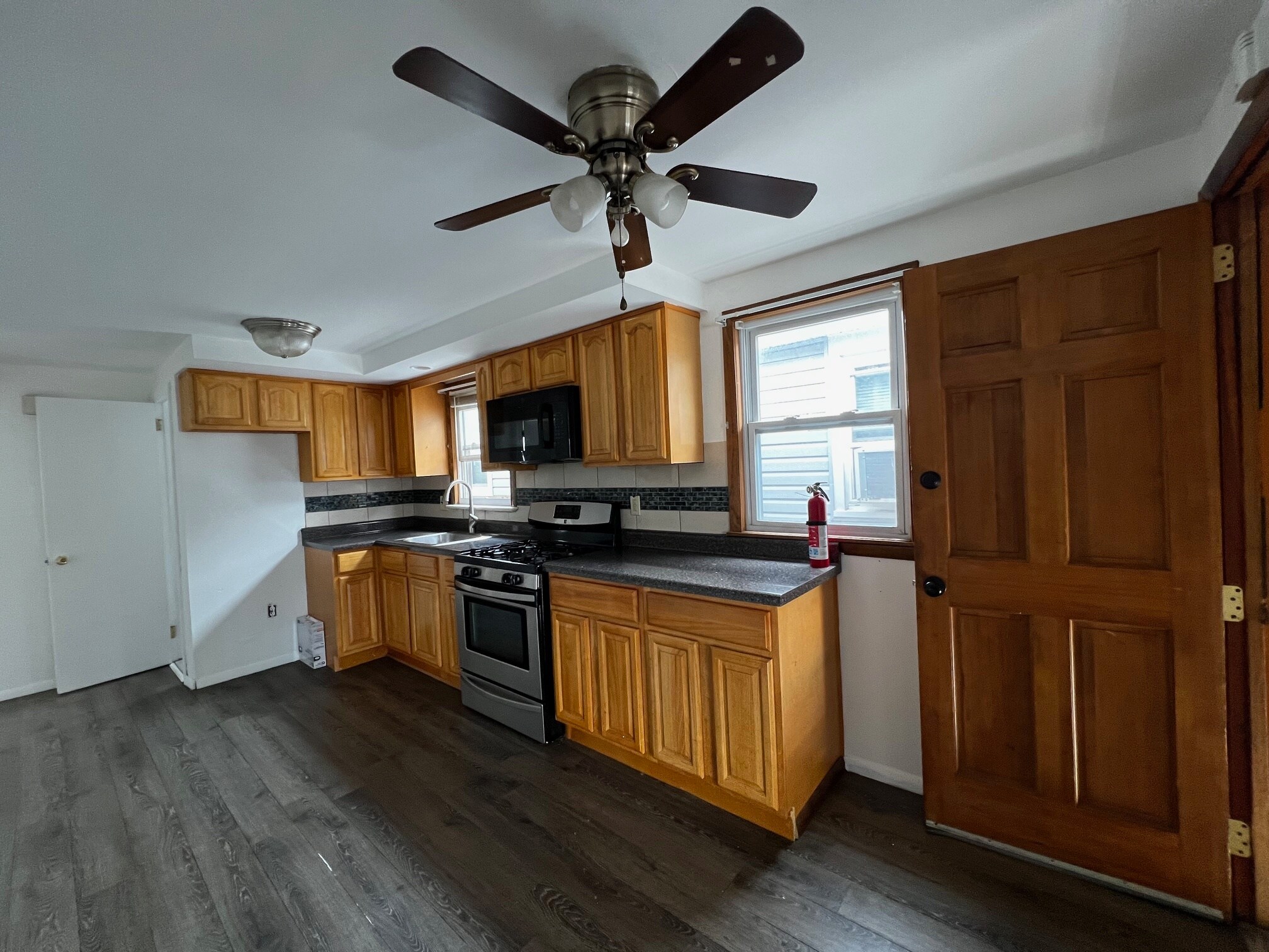 Building Photo - 316 William St