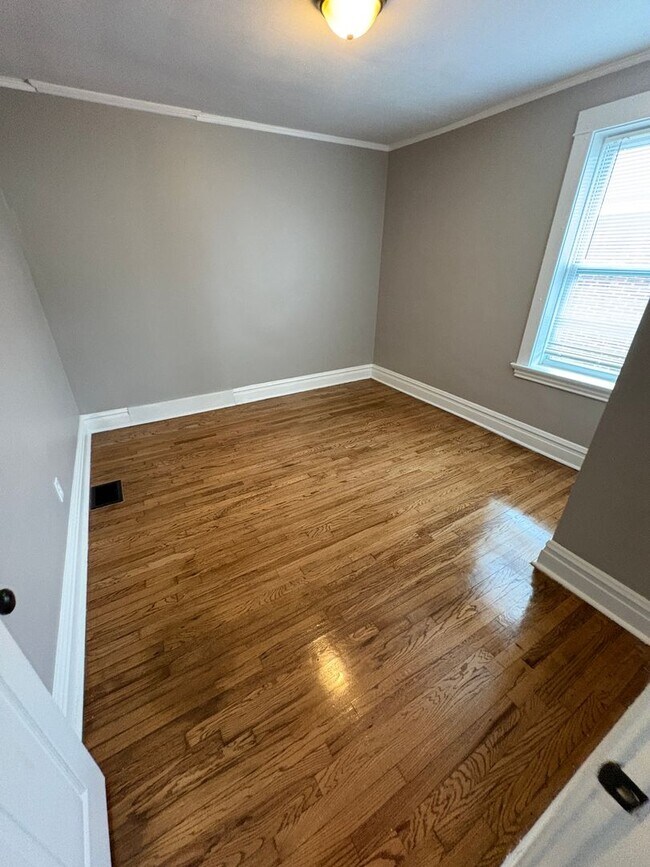 Building Photo - Christy 1