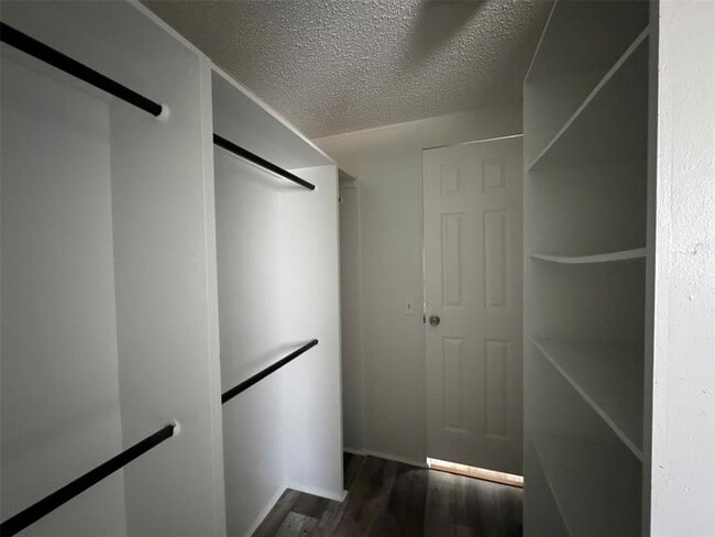 Building Photo - 16206 Wood Dr