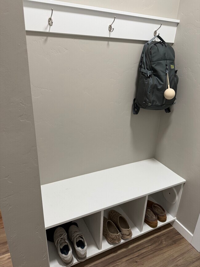 Building Photo - 336 S Calf Crk Ave