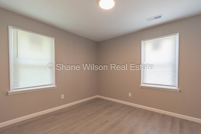 Building Photo - Remodeled 2BR/ 1 BA home ready for easy li...