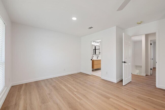 Building Photo - 7201 Chimney Corners