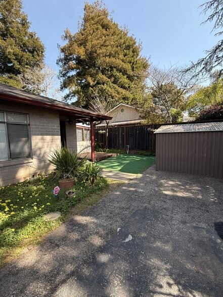 Building Photo - 1332 Thompson Ave