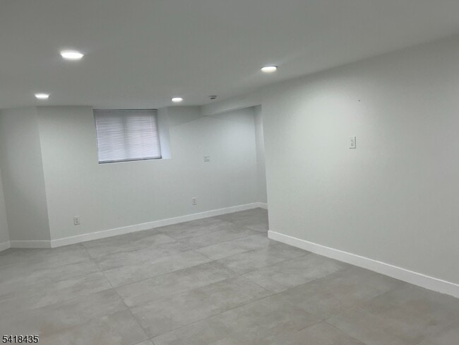 Building Photo - 437 Bramhall Ave