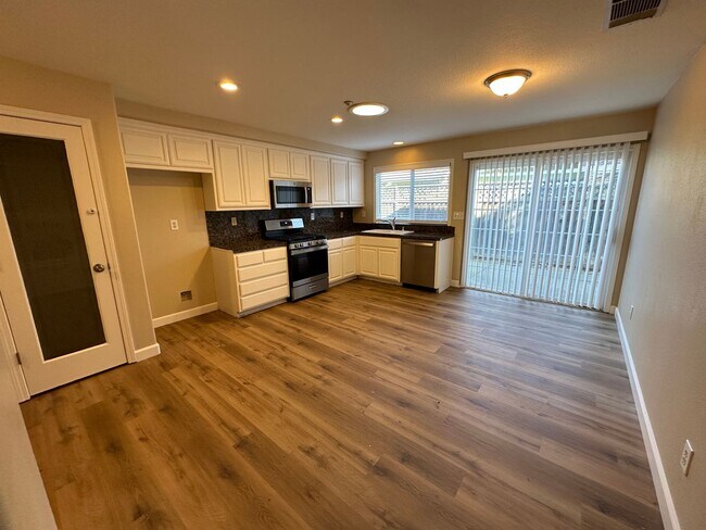 Building Photo - Beautiful Single Story 4 Bedroom 2 Bath Br...