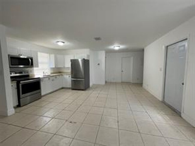 Building Photo - Charming 3-Bedroom, 2-Bathroom Apartment i...