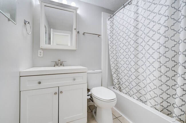 Building Photo - 1125 Bradley Cir