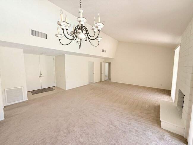 Building Photo - Spacious Pool Home In the Desired Los Comp...