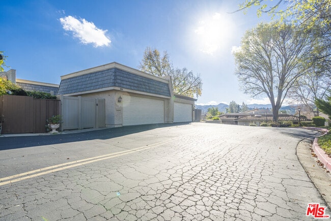 Building Photo - 2830 Lakeridge Ln