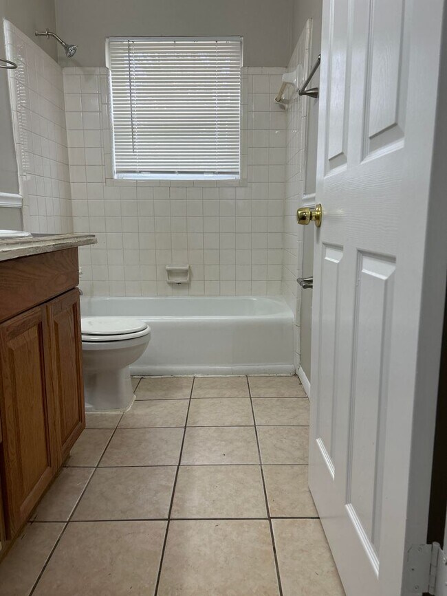 Building Photo - 4 Bed 2 Bath in Atlanta!