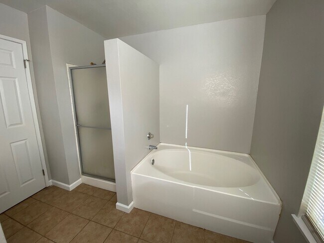 Building Photo - Gorgeous 5+3 On Cul-De-Sac