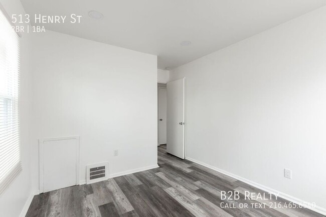 Building Photo - 513 Henry St