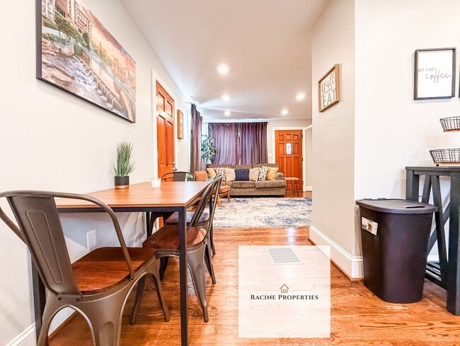 Building Photo - Furnished Two Bedroom Close to Downtown