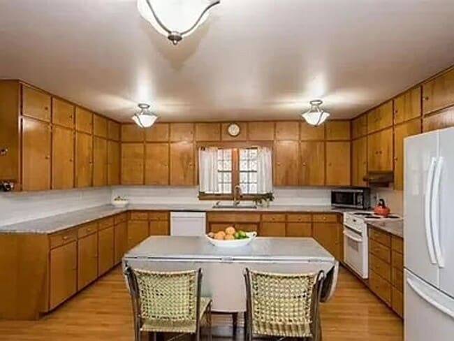 Building Photo - Adorable renovated cottage in University H...