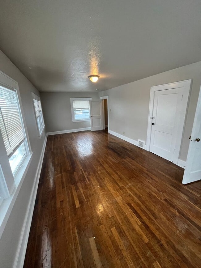 Building Photo - Available Now!!  Gorgeous home! 4 Beds, 1.5 Baths near UMKC! $2100