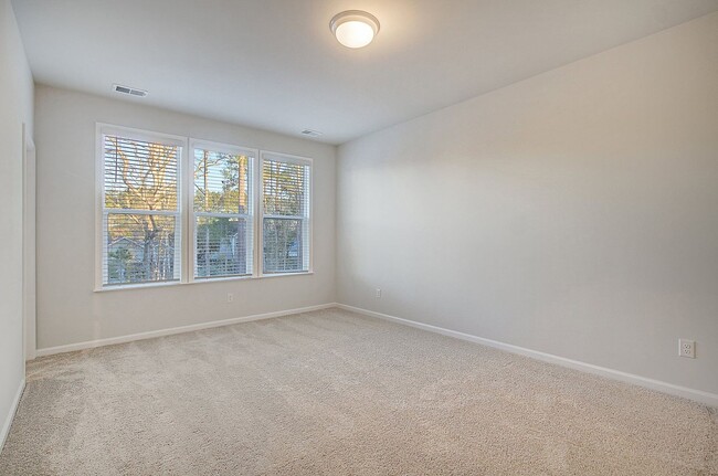 Building Photo - Gorgeous Town Home in Six Oaks