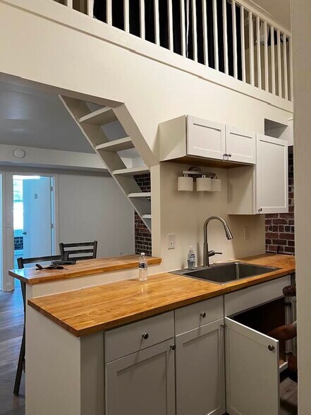 Apt 305 - 4 W State St