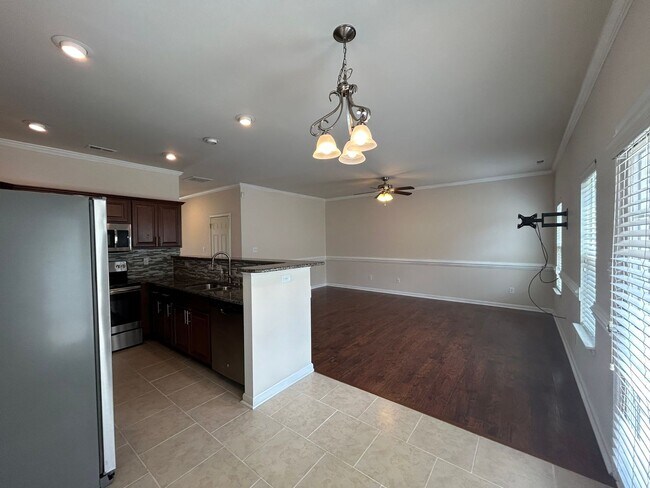 Building Photo - Immaculate beautiful 3-bedroom, 2.5-bath t...