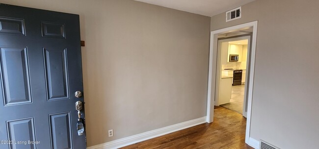 Building Photo - 208 Colonial Dr