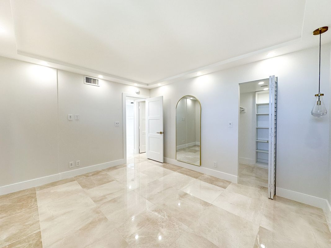 Building Photo - 4800 Bayview Dr