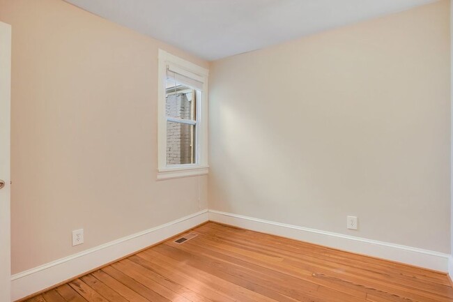 Building Photo - Sleek Kingman Park Abode!