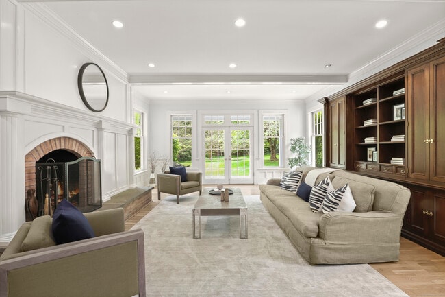 Building Photo - 7 Mayflower Ln