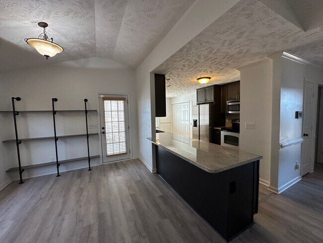 Building Photo - Well-Maintained 4 Bed 2.5 Bath with Fenced Backyard