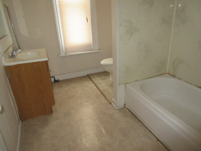 Building Photo - 1379 Forsythe Ave